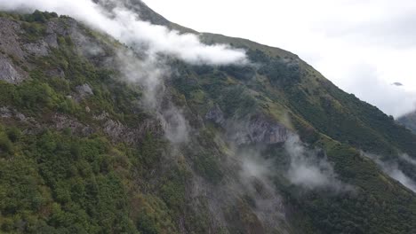 Filmische-Drohnenaufnahme,-Die-Auf-Einen-Berg-Mit-Wolken-In-Den-Pyrenäen-Zufliegt